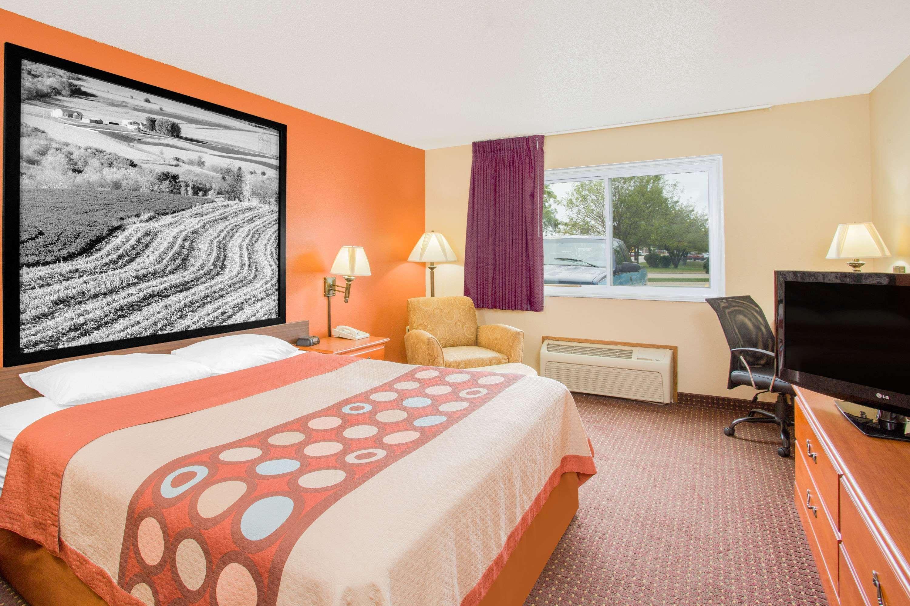 Super 8 By Wyndham Waverly Eksteriør billede