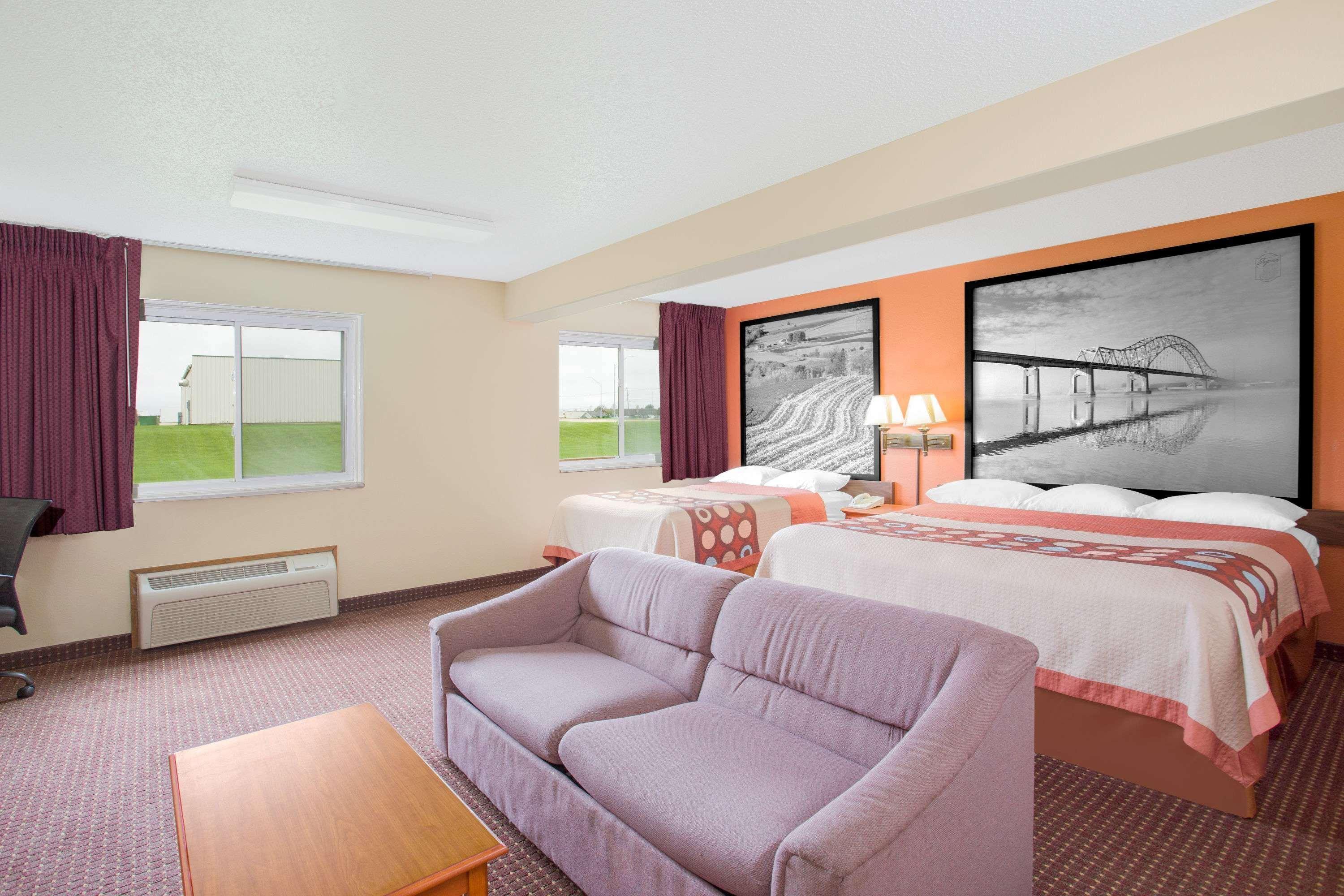 Super 8 By Wyndham Waverly Eksteriør billede