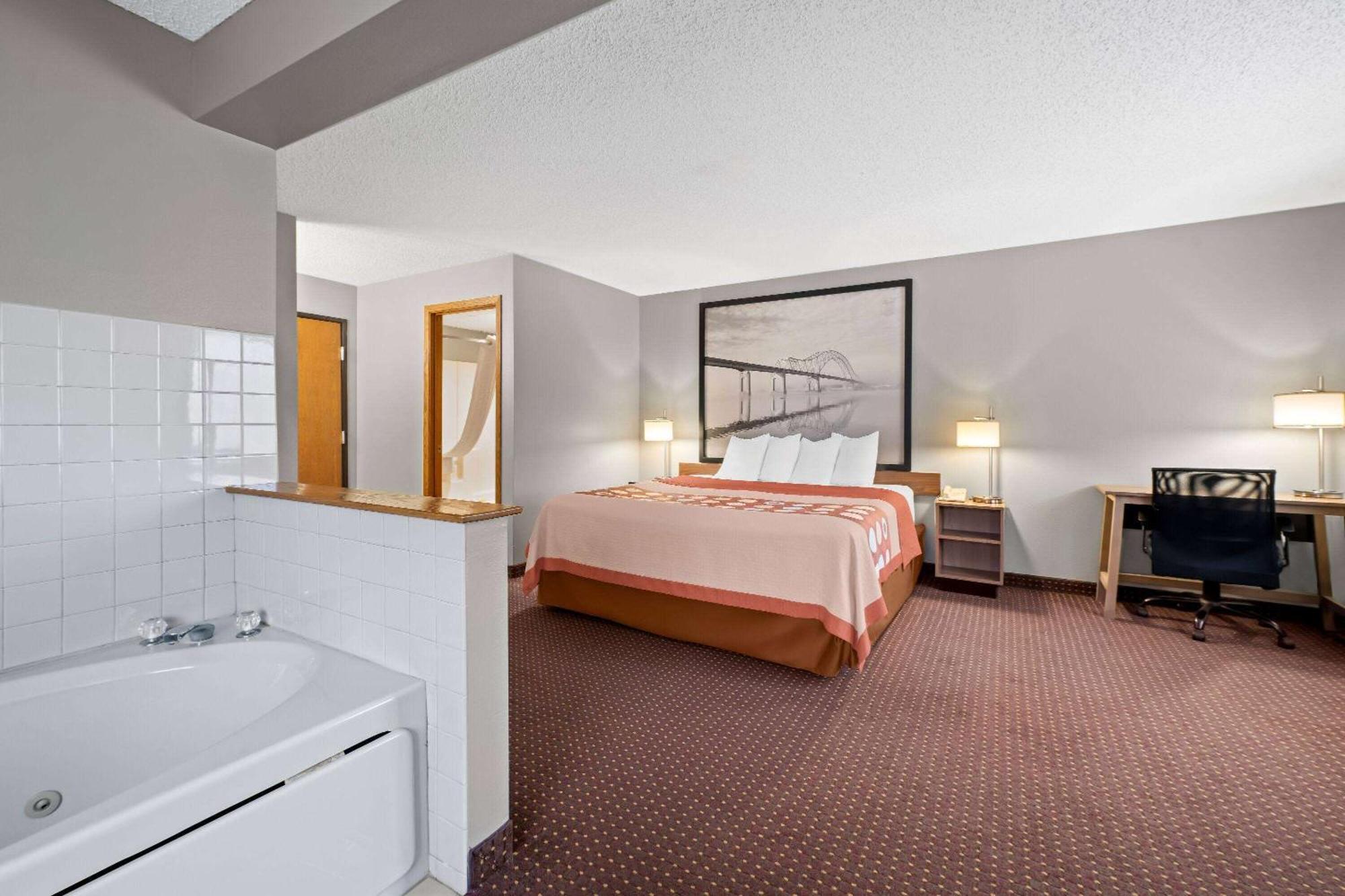 Super 8 By Wyndham Waverly Eksteriør billede