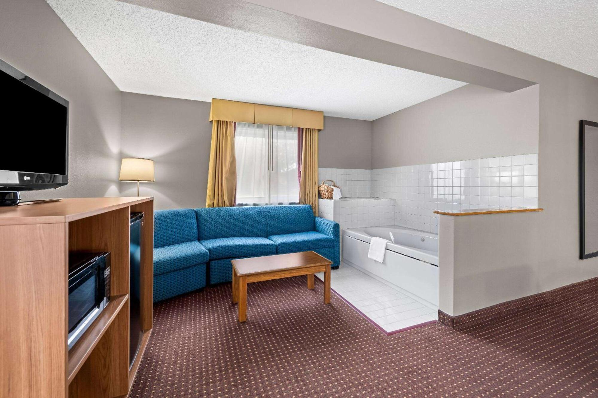 Super 8 By Wyndham Waverly Eksteriør billede