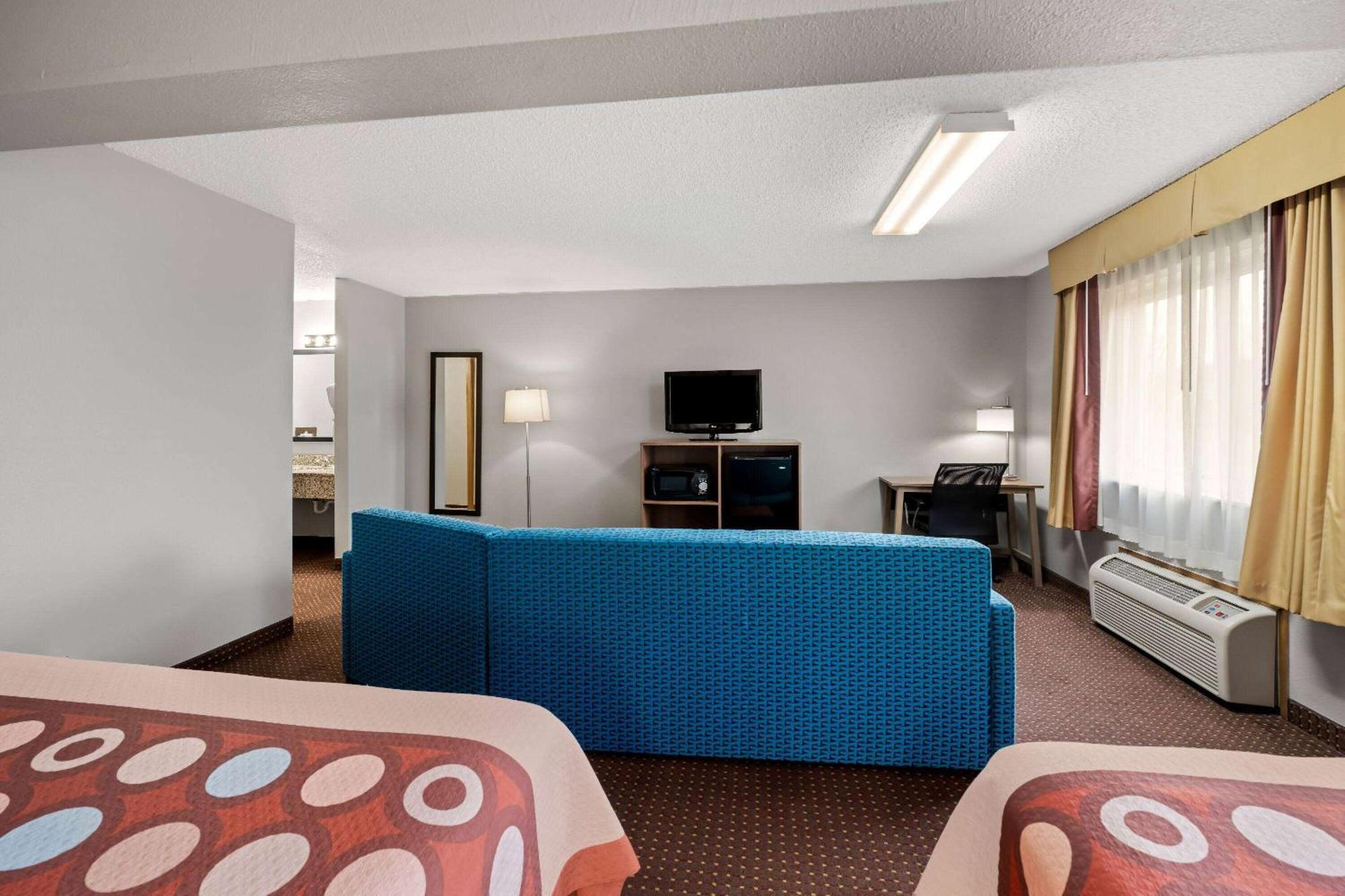 Super 8 By Wyndham Waverly Eksteriør billede