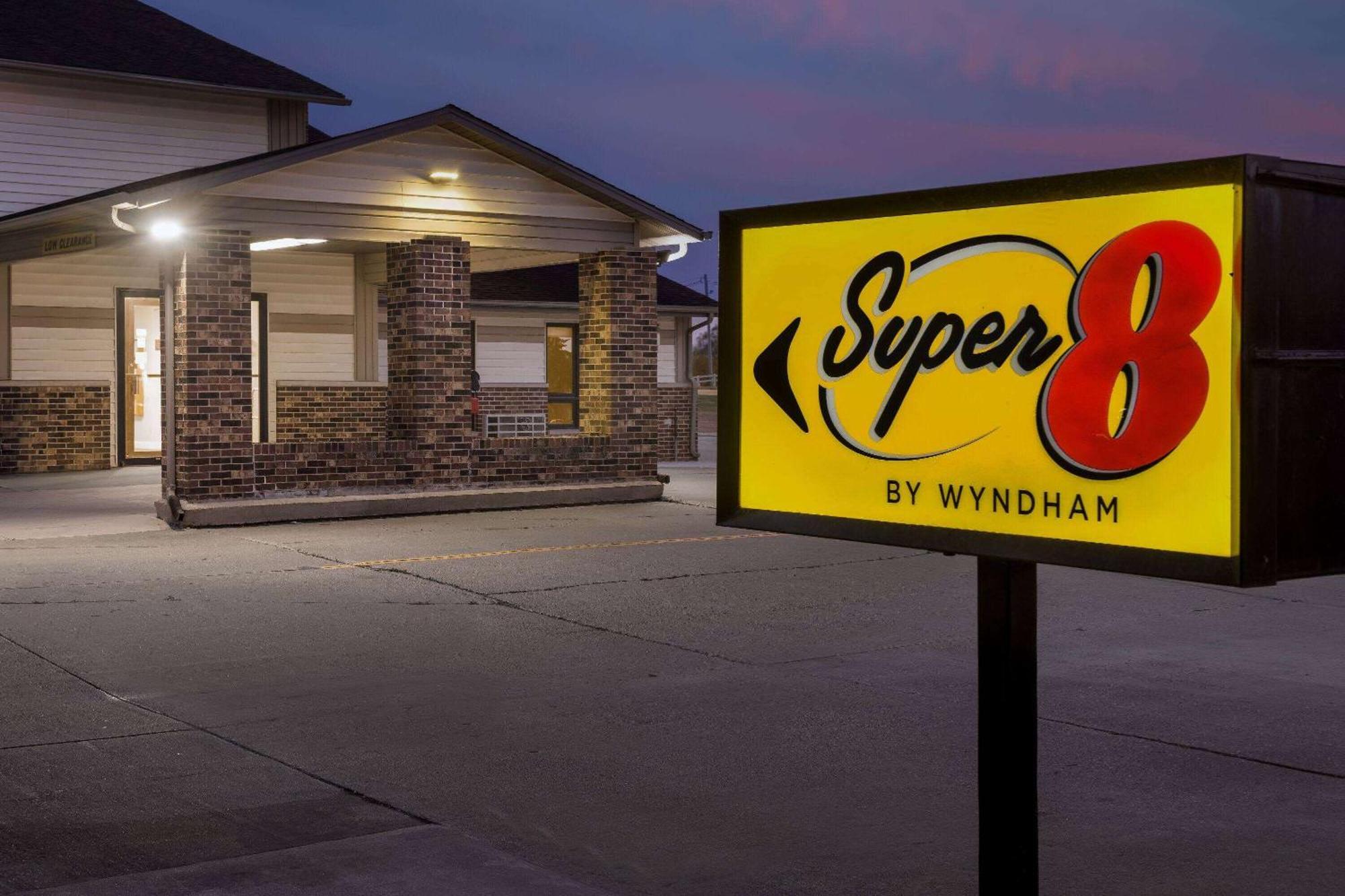 Super 8 By Wyndham Waverly Eksteriør billede